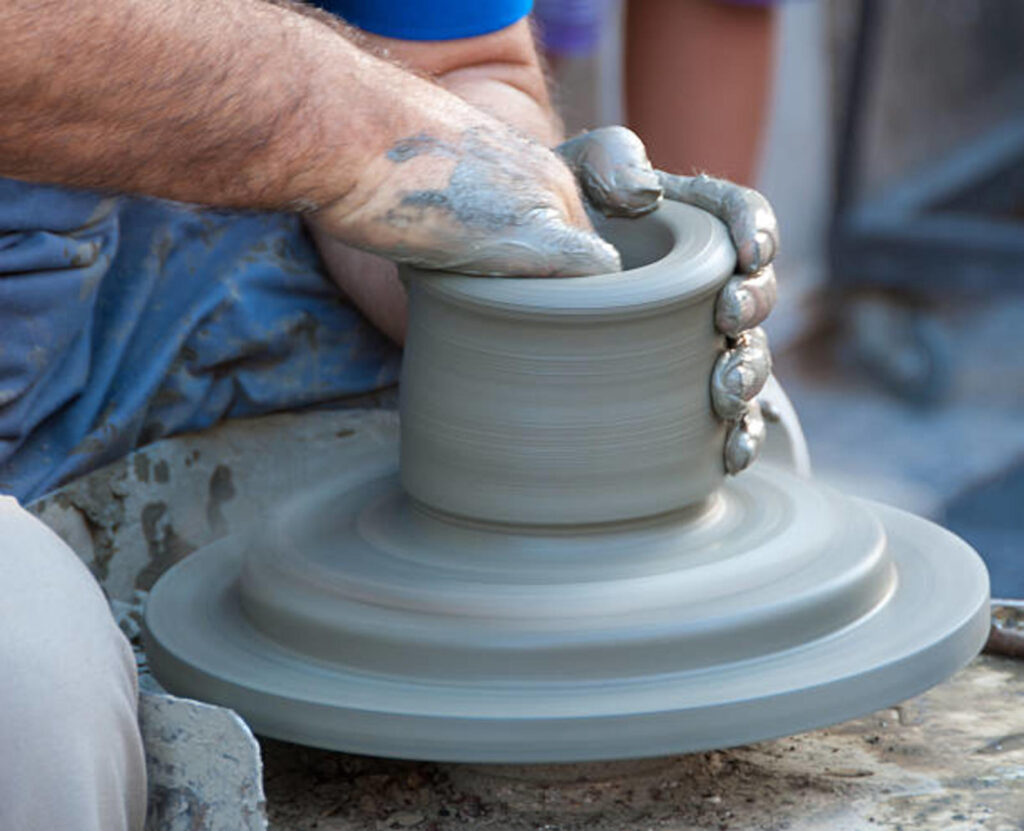 Keramiker bei der Arbeit an der Töpferscheibe in Sizilien